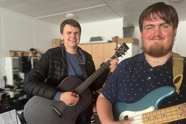To STU elever står i øvelokalet med hver sin guitar
